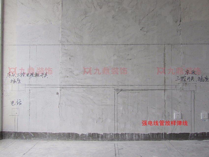 強(qiáng)電線管放樣彈線.jpg 強(qiáng)電線管放樣彈線.jpg